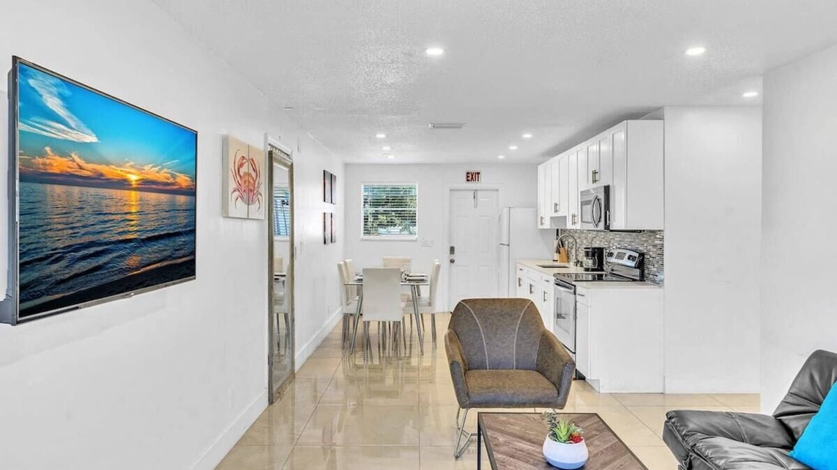 Royal Poinciana House | NEW 2 Bedroom close to Hollywood Beach and Casino