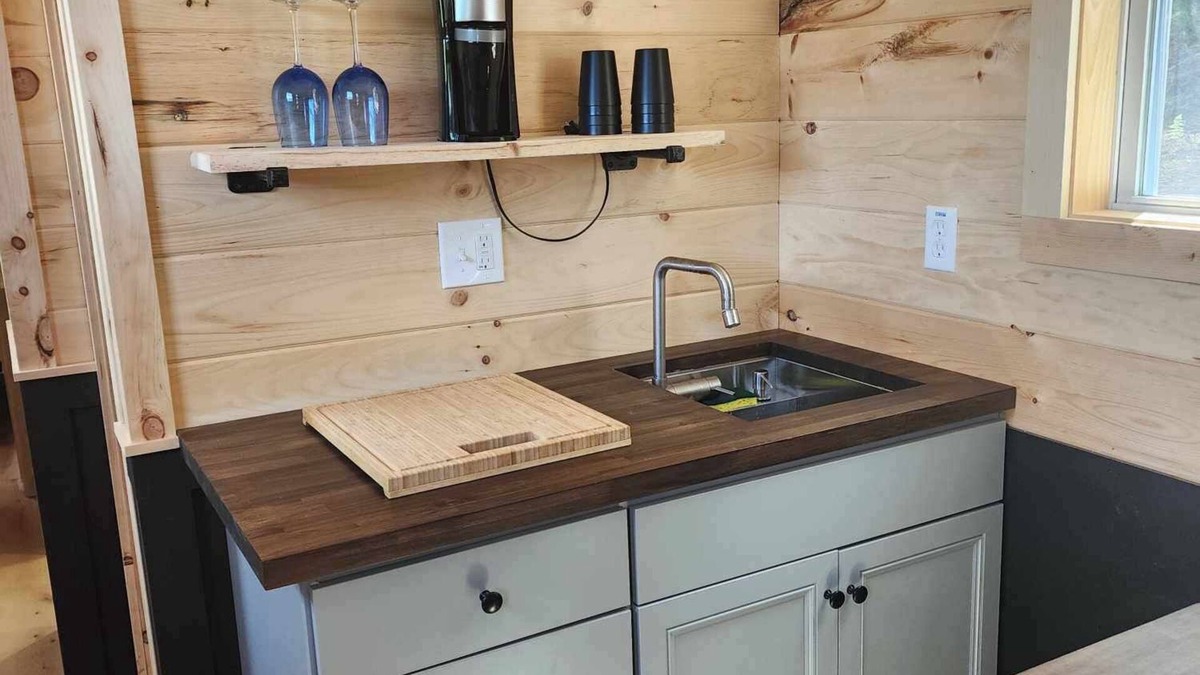 Errol Cabin | New 2 Bedroom Container cabin with direct trail access! Ride Errol (cabin 1)