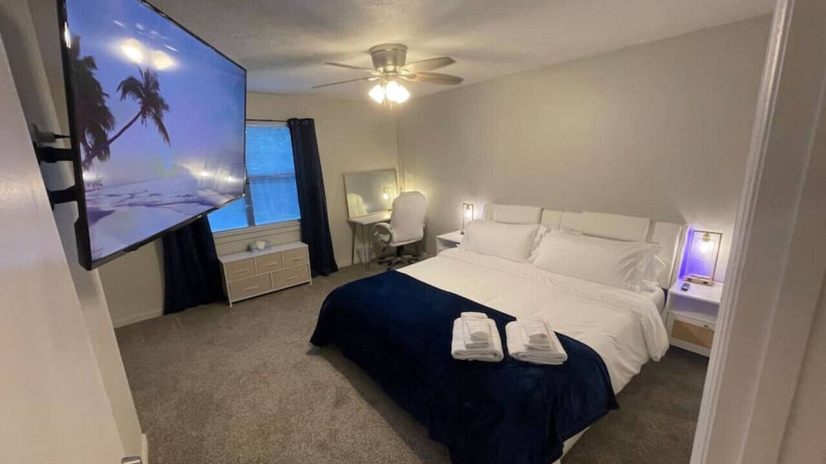 Commerce Apartment | NEW! 2 King Beds, 86" RokuTV, LED Headrests & Grill