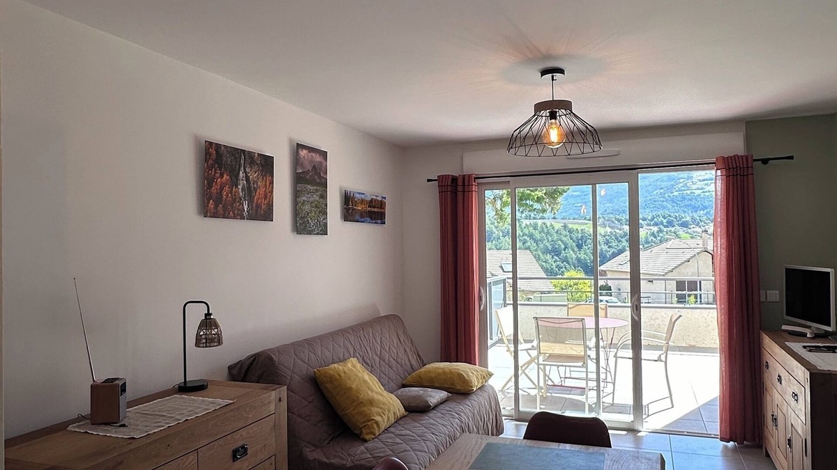 Embrun Apartment | NEW 2 person apartment Embrun in quiet residence