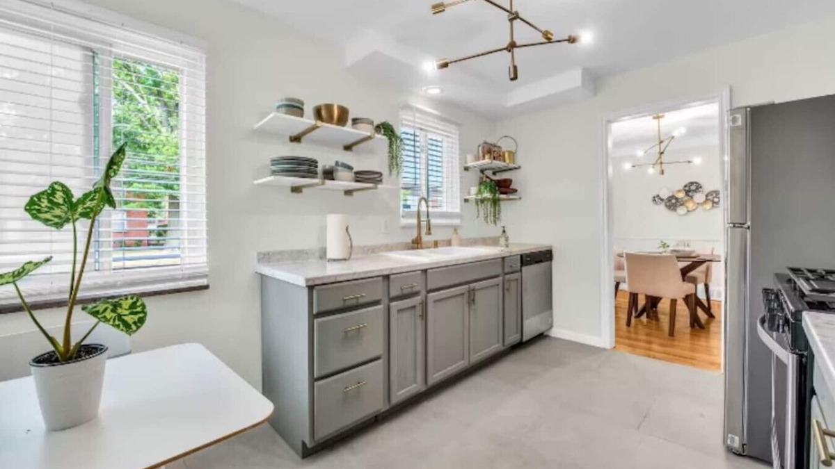 Detroit House | NEW 20% OFF - Grosse Pointe/Detroit Relaxing Home