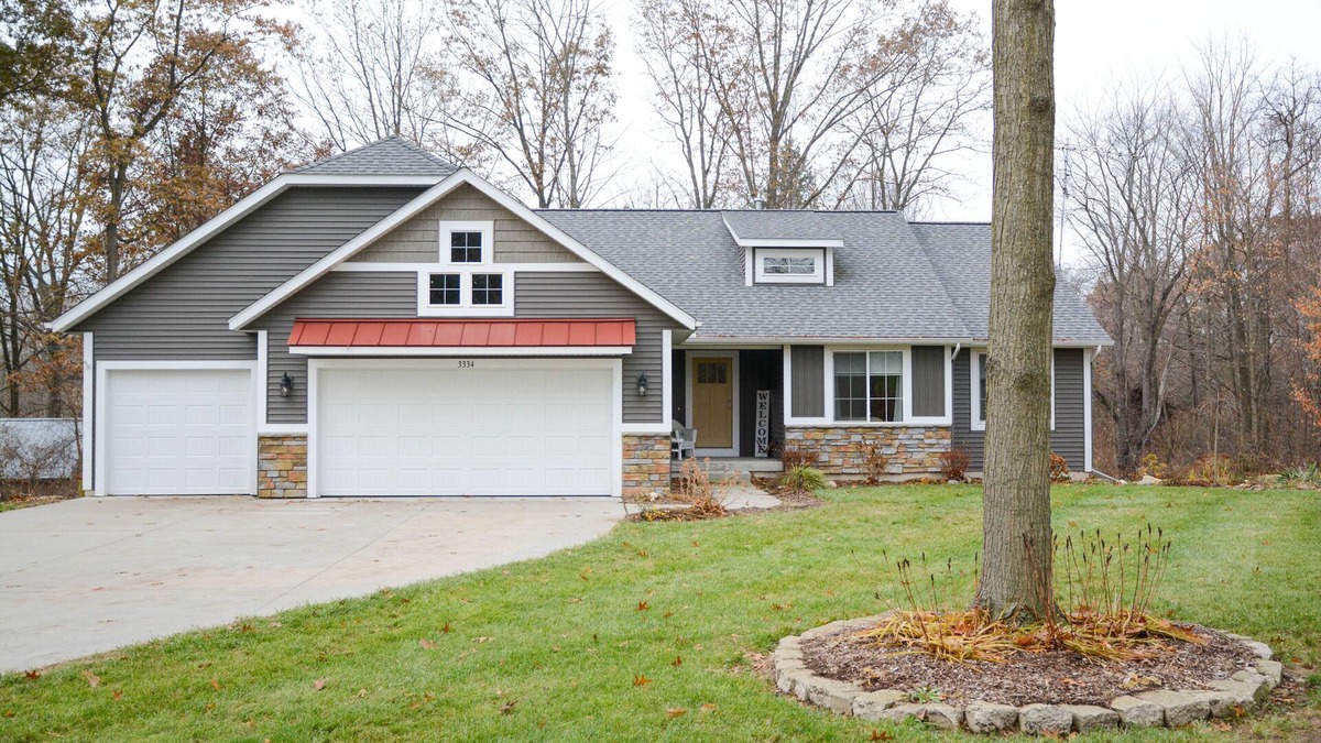 Saugatuck House | New 2019, Grill, Hot Tub, firepit, Trails, 3.3 Acres - Just 4 Mi From Saugatuck!