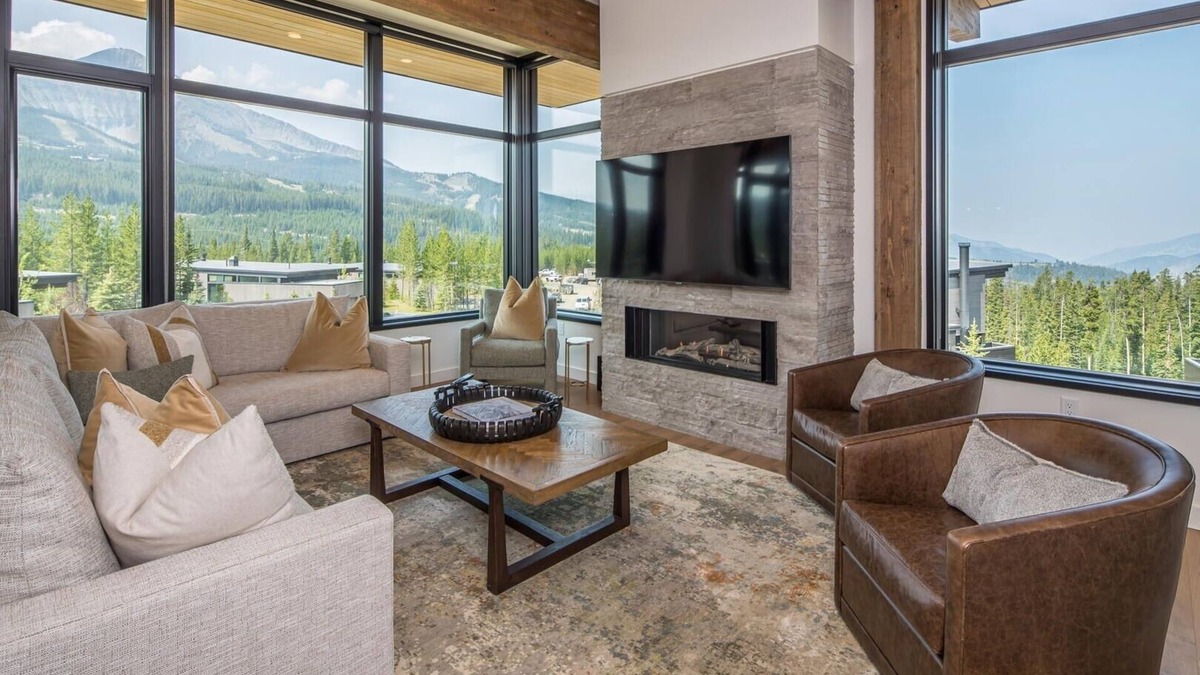 Big Sky Condo | NEW! 202 LakeLodge 4-Bedroom Condo with Pool