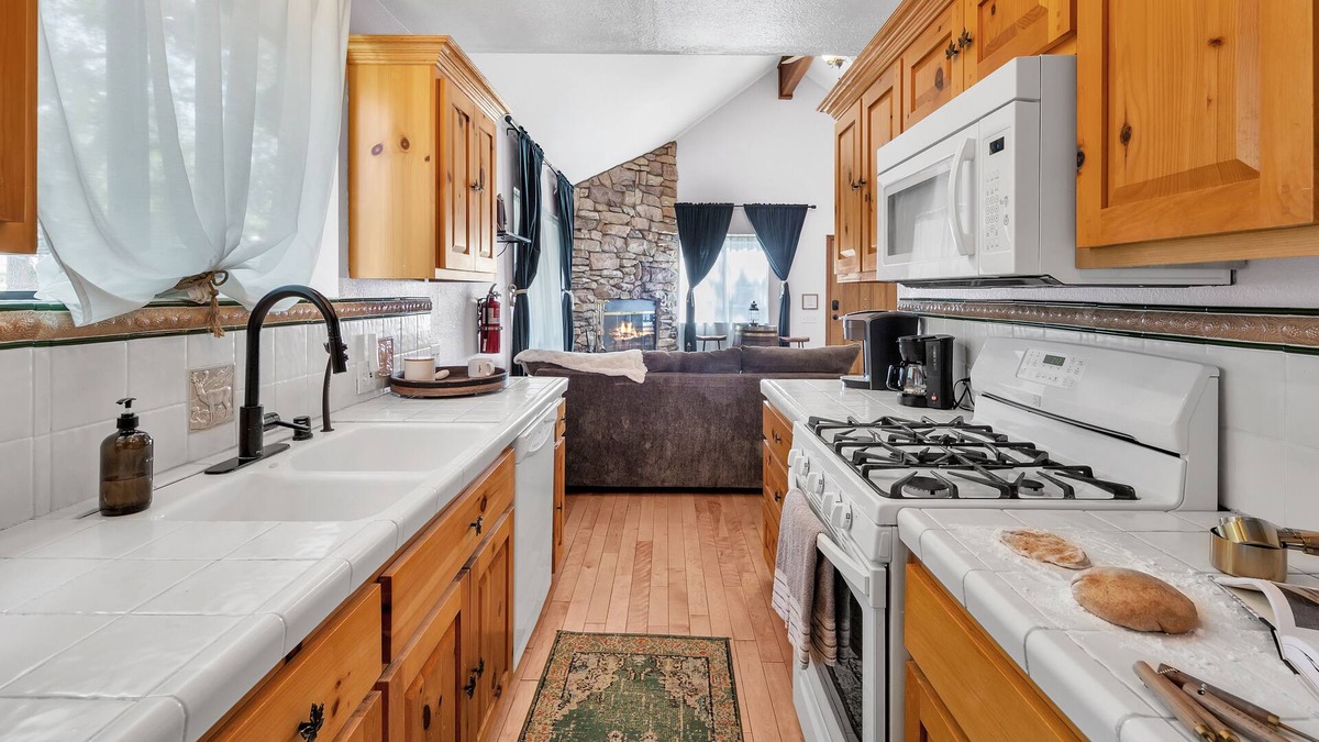 Sugarloaf Cabin | New! 2Bed/2Bath Big Bear Cabin next to forest