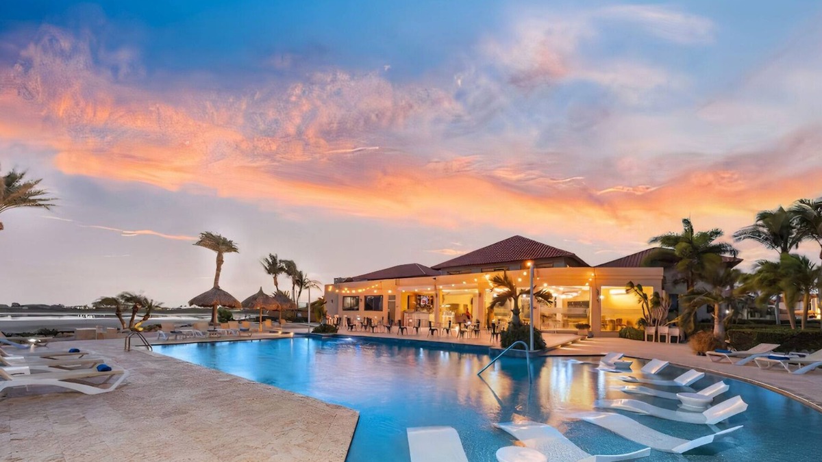 Gold Coast Apartment | NEW 2br- 2bth, 0.2 Miles to the Beach, Resort Style Amenities and Fully Equipped