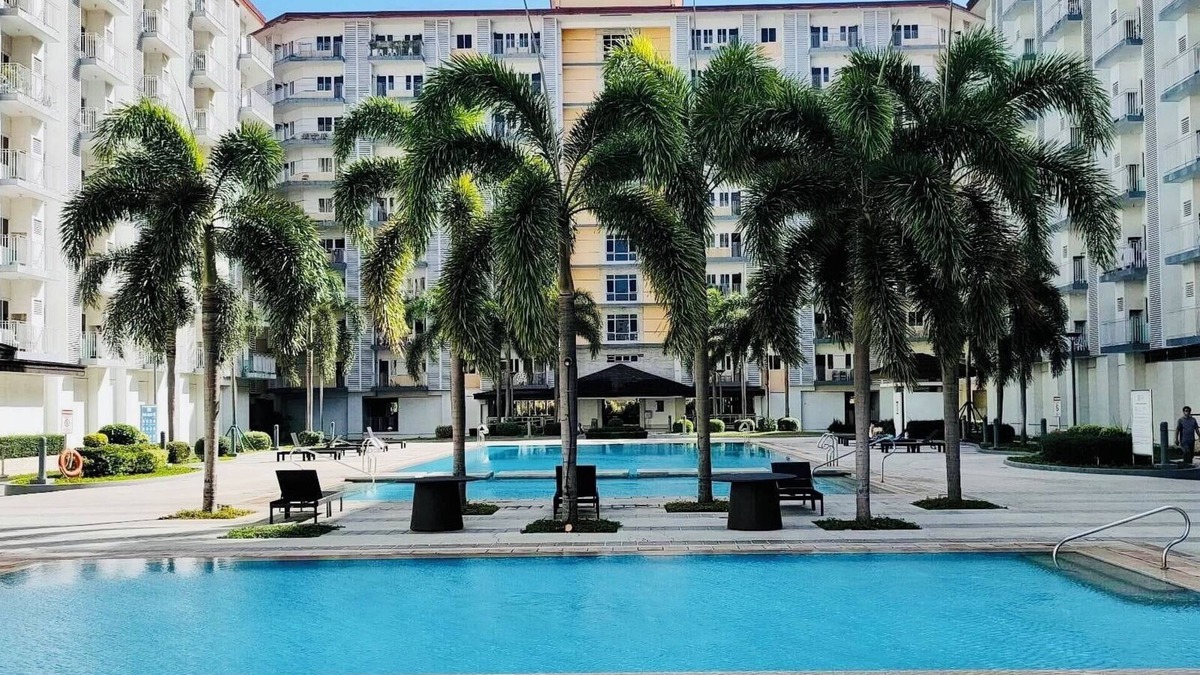 San Dionisio Condo | New 2BR w/Pool, fast Wifi, Netflix, Fitness area and near NAIA & SM