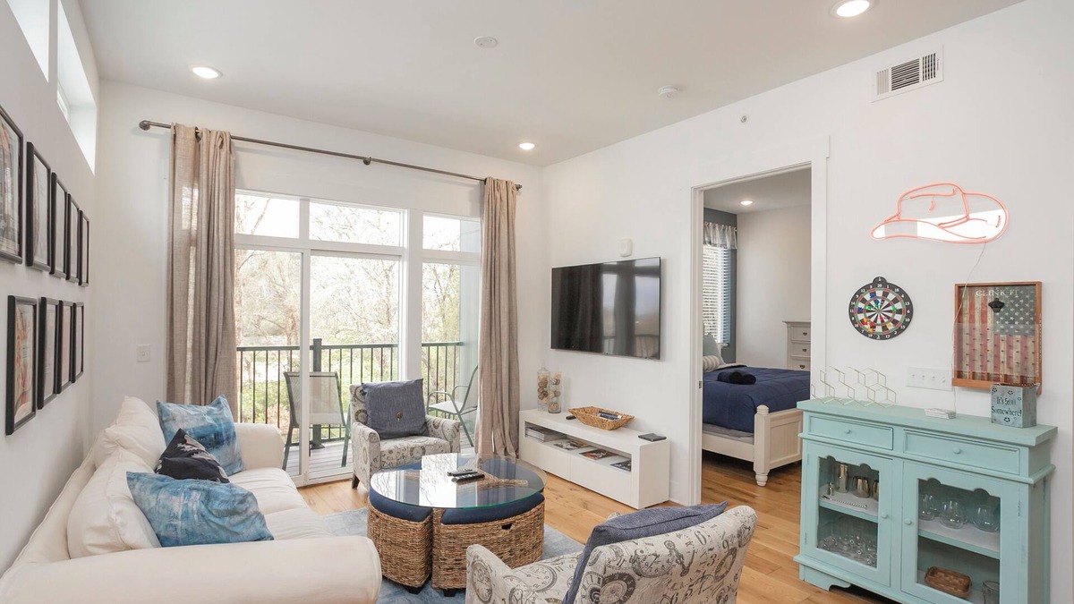 Inglewood Condo | NEW 3/3 LUX Condo - The Nashville Scene Suite - Perfect for FOOTBALL SEASON!