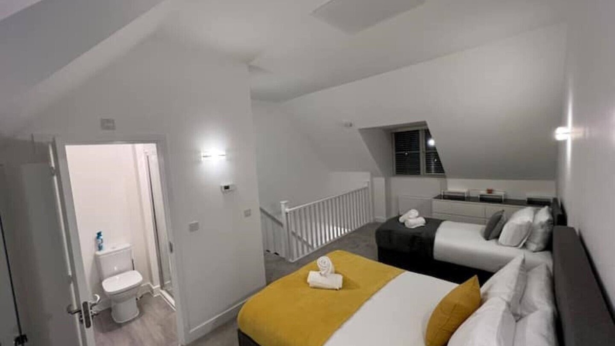 Luton House | New 3 bed house, Sleeps 7, Contractors & families welcomed, free Wi-Fi & Parking
