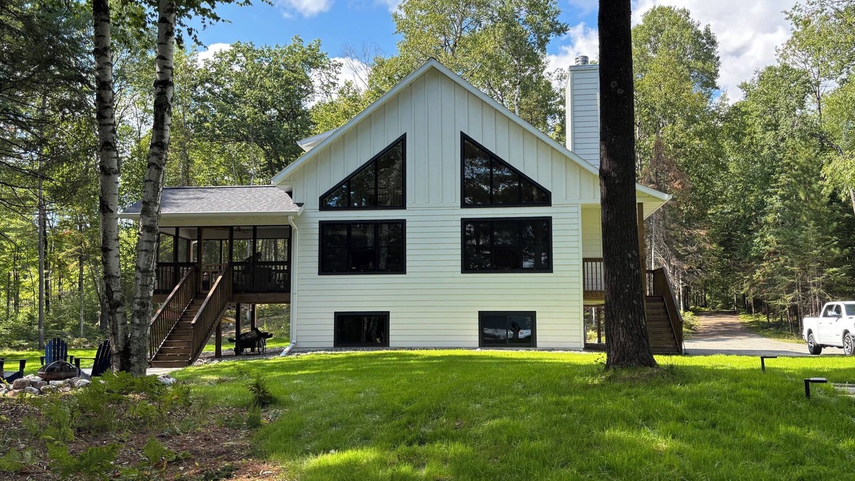 Mercer House | New 3-bedroom house on Spider Lake and Turtle River on a private 3 acre lot.