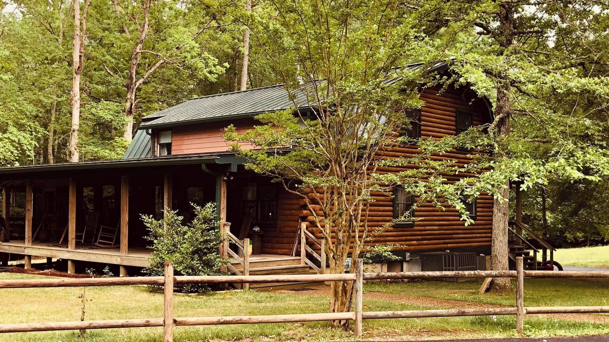 Lackey Cabin | NEW 3-bedroom log cabin in historic triangle of Yorktown/Williamsburg/Jamestown
