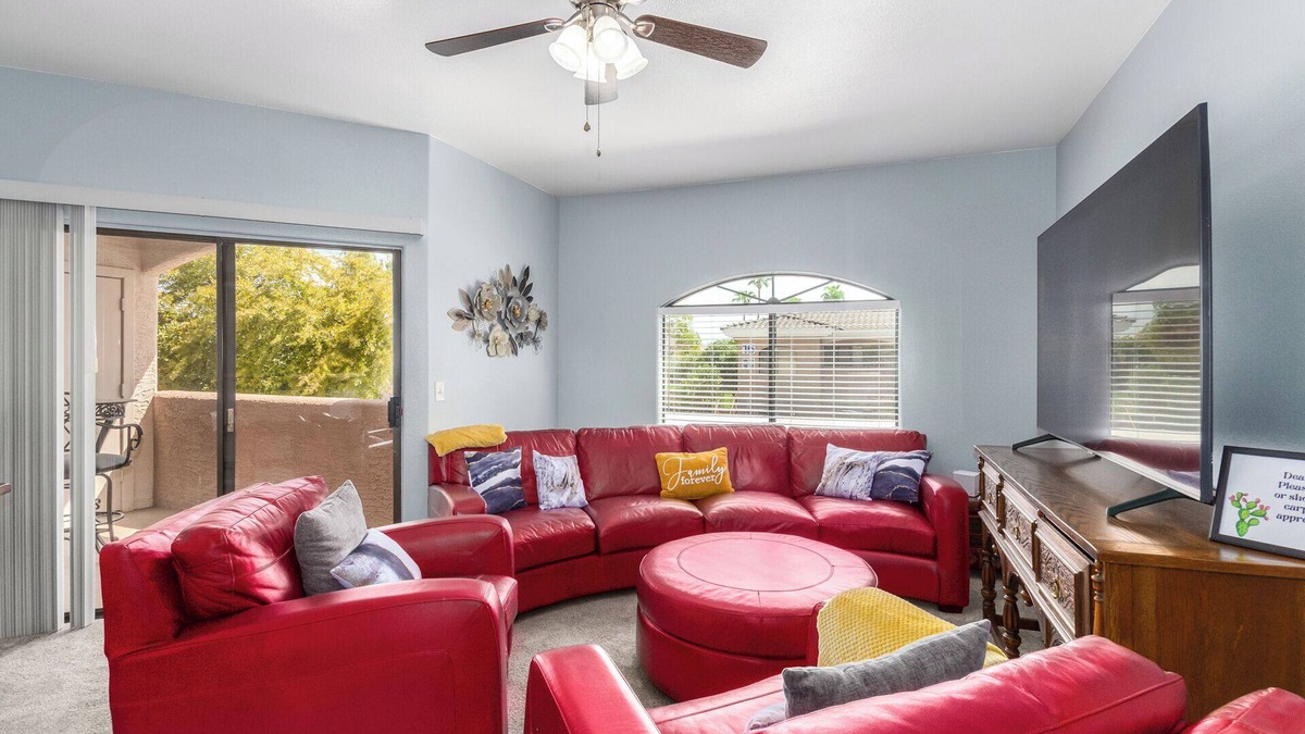 Maryvale Condo | New! 3 KING Beds, Heated Community Pool! 3 miles from Cardinal Stadium!