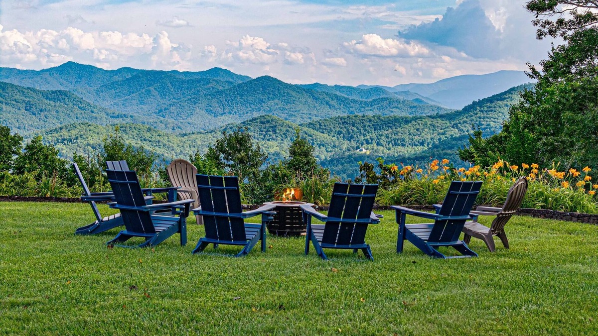 Bryson City Villa | *New 360° Views | Movie Theater | Hot Tub | Luxury