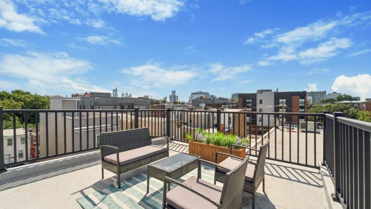 Mantua Apartment | New 3BD/3BA – Roof Deck & City Views