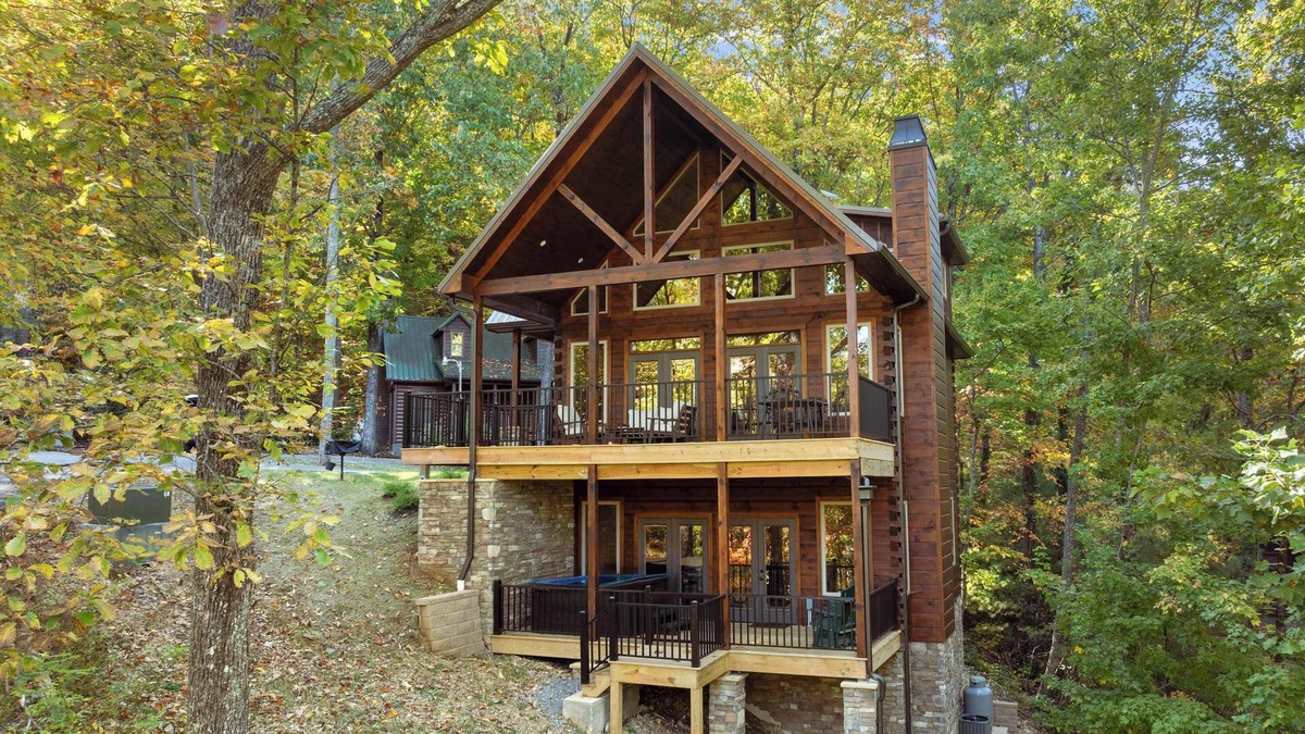 Wears Valley Cabin | *NEW* 3BR Cabin Sleeps 8 Hot Tub BBQ & Game Room!