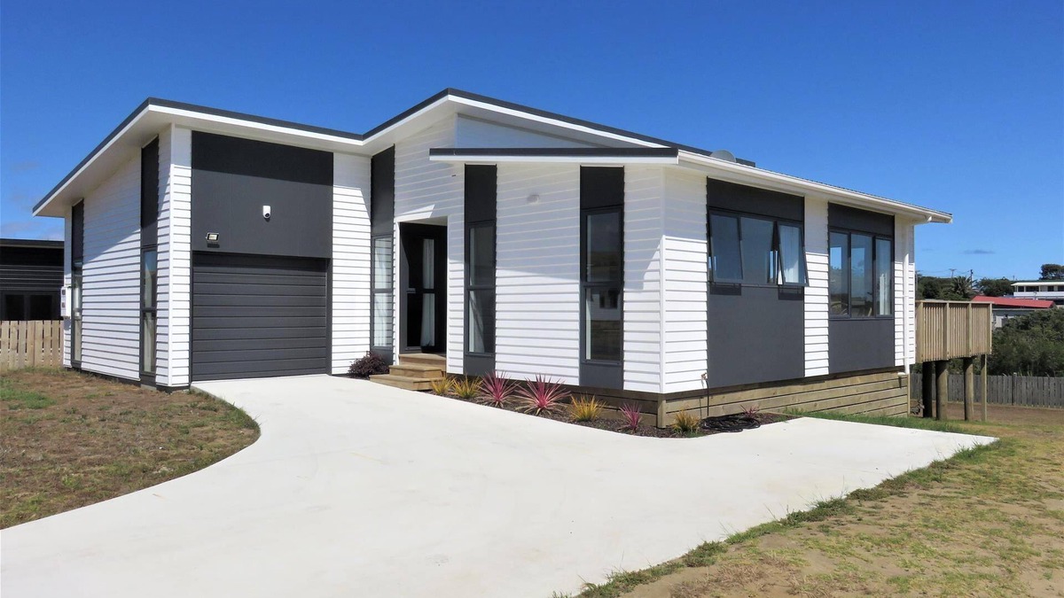 Baylys Beach House | New 4 bed 2 bath house with sea views at Baylys Beach, Northland!