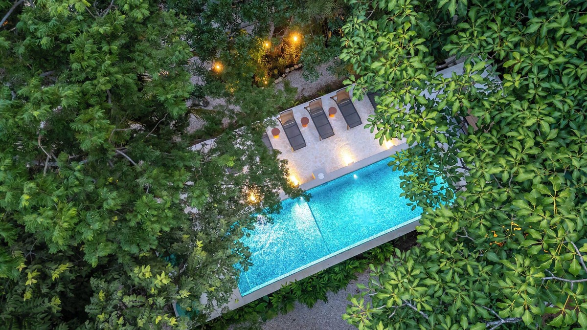 Palm Beach Estates House | NEW - 4 bed, 4.5 bath home w/private beach access, volleyball court, & pool