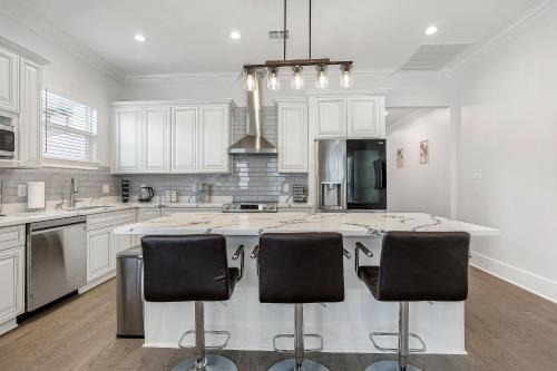 Mid-City House | New 4 Bed luxury house w/Private Heated Pool