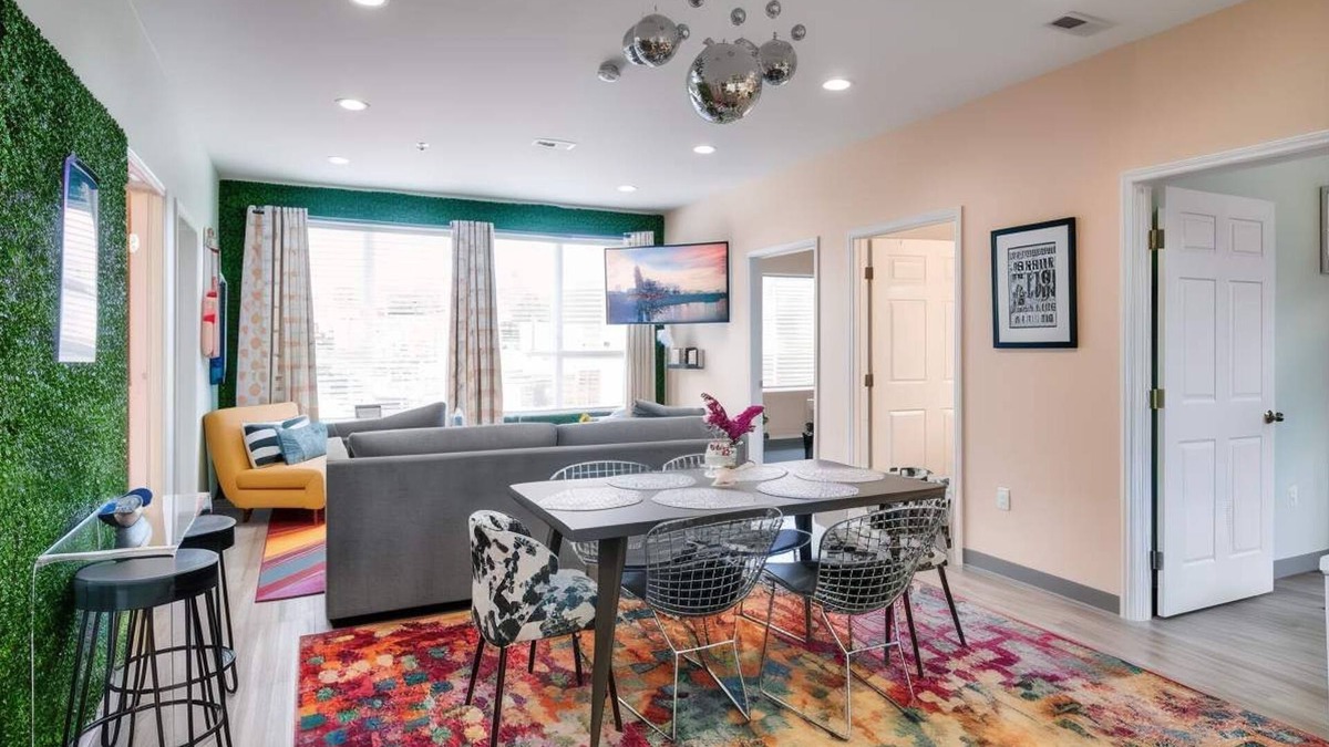 Maxwell Apartment | NEW 4 Bedroom Apt Near DT Walk to Restaurants