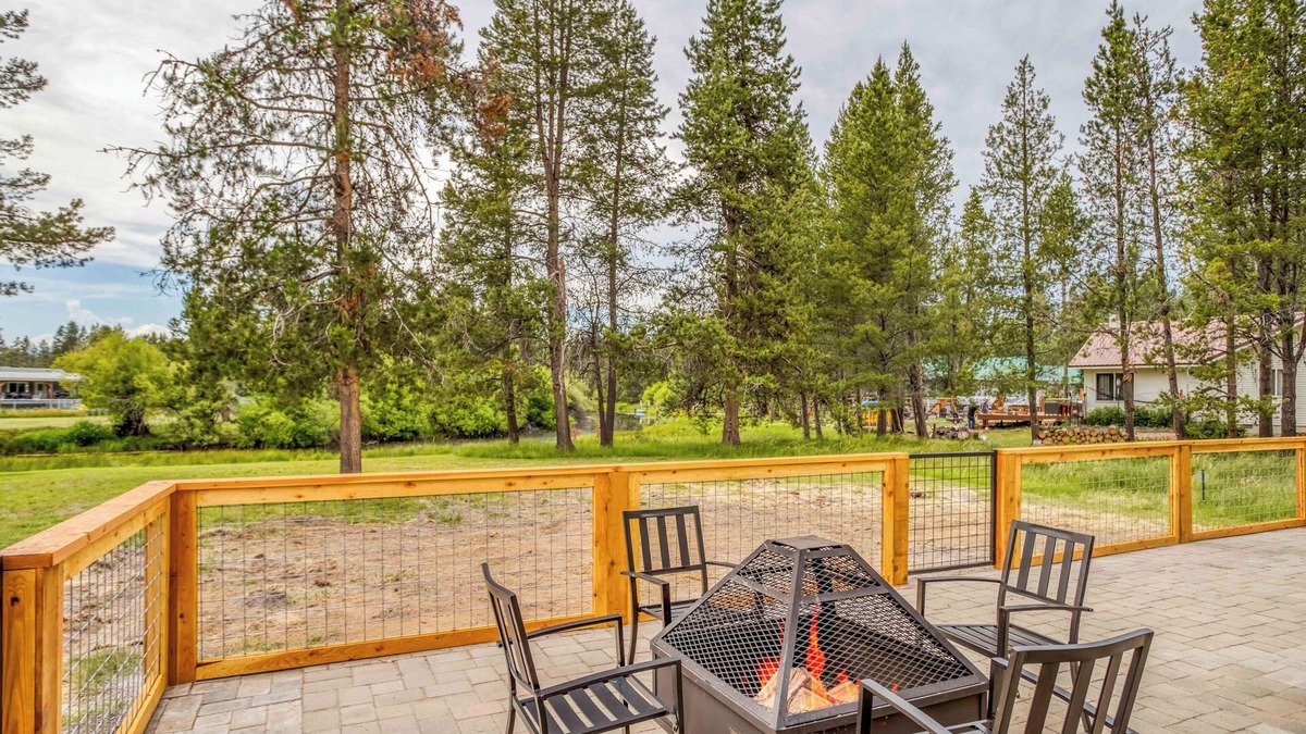 Oregon Water Wonderland House | New 4 bedroom Home Along the Canal and Close to Sunriver!