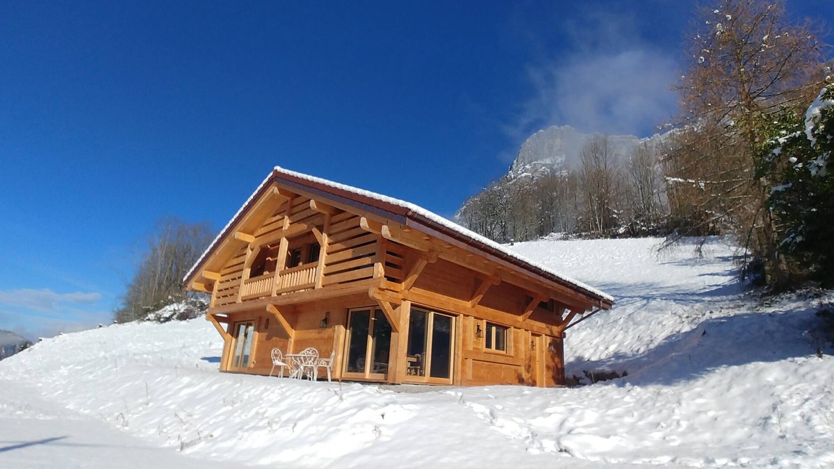 Le Petit-Bornand-les-Glieres Ski Chalet | New 4-person Savoyard half-chalet in the mountains