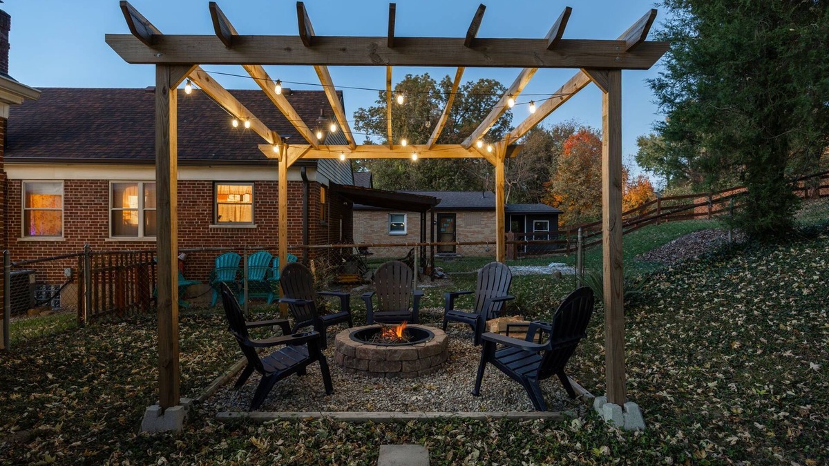 Golf Manor House | New 4bed, Fire Pit, Deck, Coffee Bar