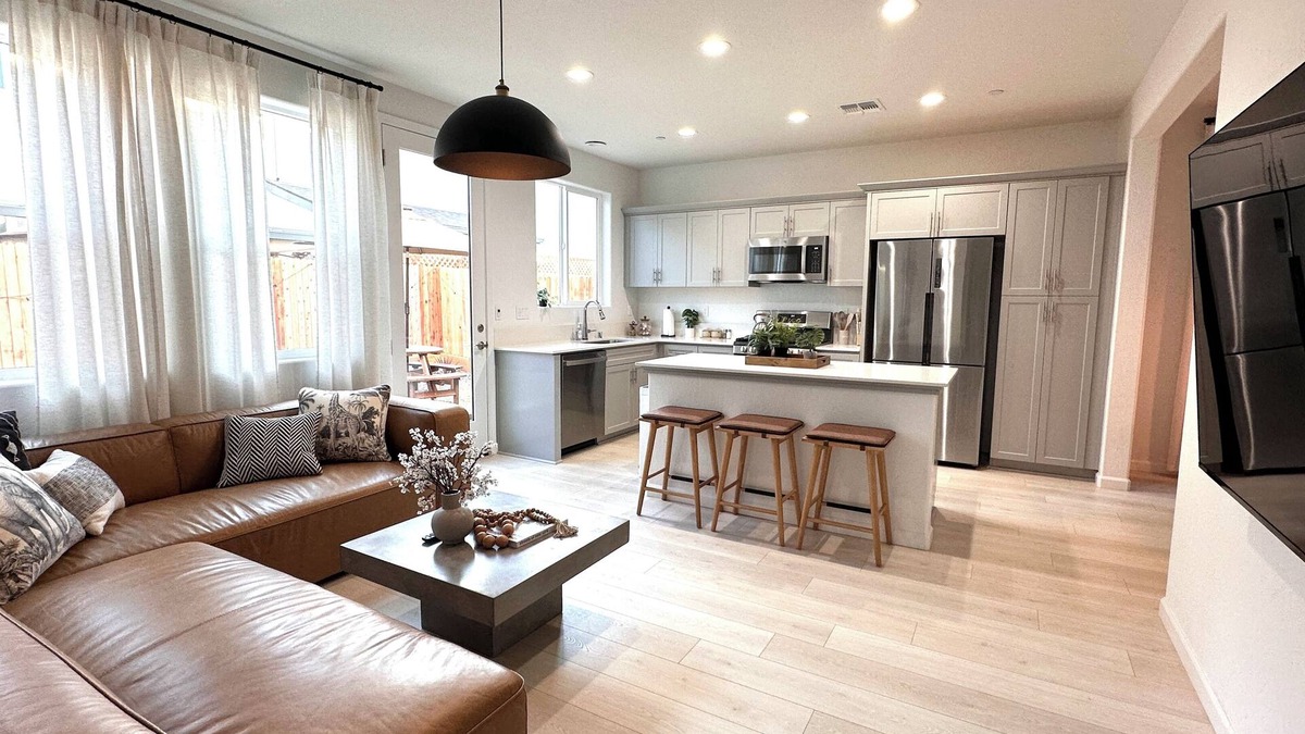 Visalia House | New! 4BR Vacation Home, Tub, BBQ, EV, close to Sequoia