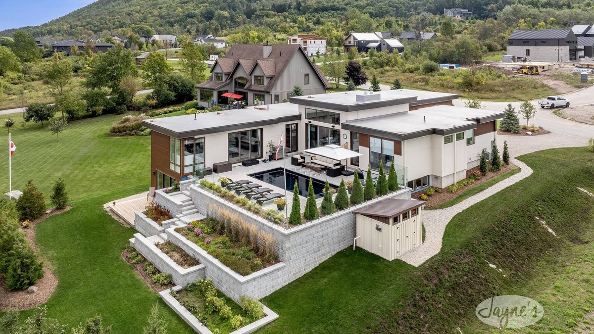 The Blue Mountains House | New 5 bed 5 bath home on the Escarpment.