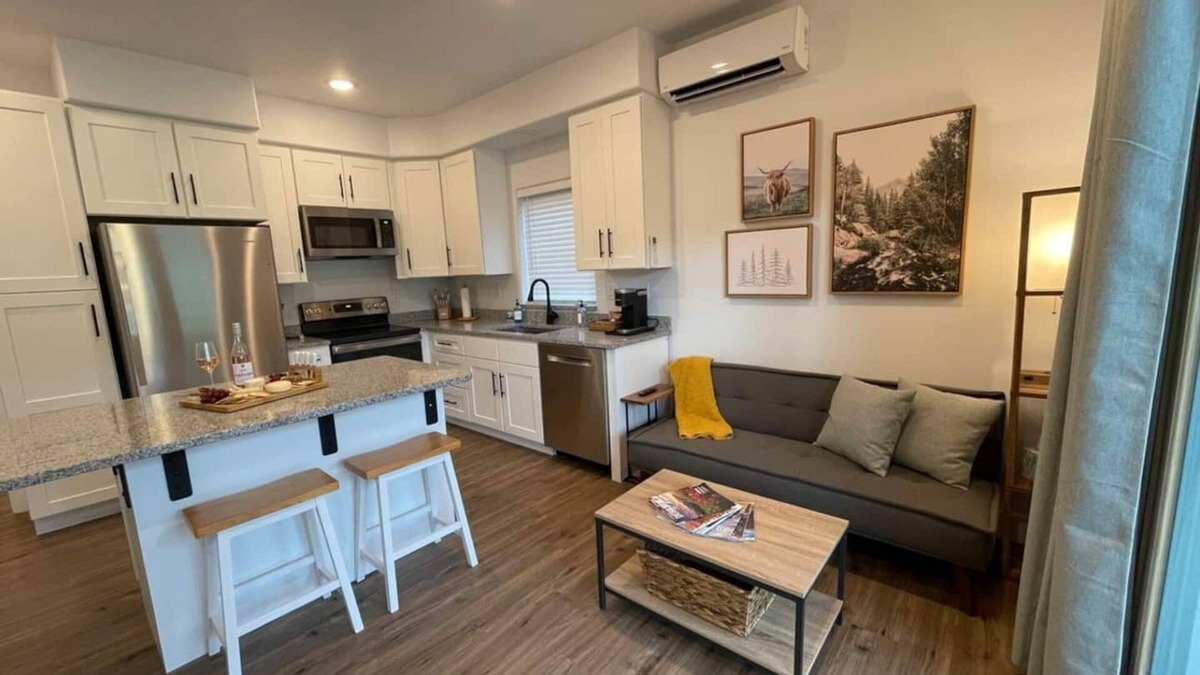 Hermosa Apartment | NEW 650sq ft Attached* in-law apt