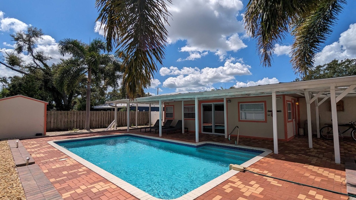 South Gate Ridge House | !NEW! 6mi to Siesta Private Heated Pool 2bd 1bt