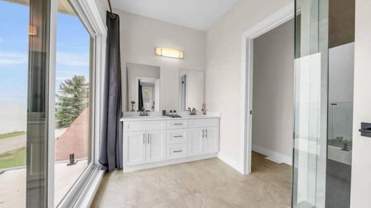 Selkirk House | NEW 797 Lakeshore rd Paradise