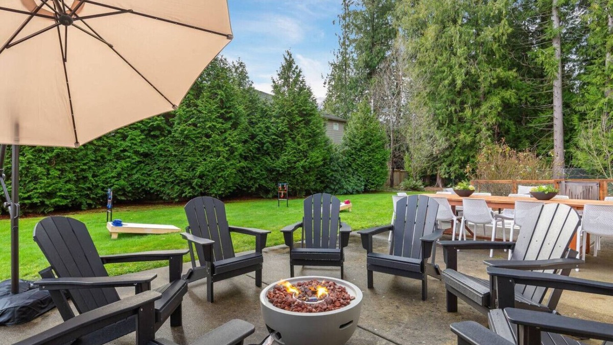 North Creek House | NEW 7BR Retreat |Sleeps 16| Theater, Gym, & More!