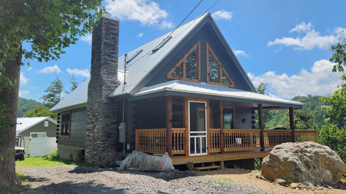 Bakersville Cabin | New 8/25 3-bdrm NC mountain cabin with million dollar view & N. Toe River access