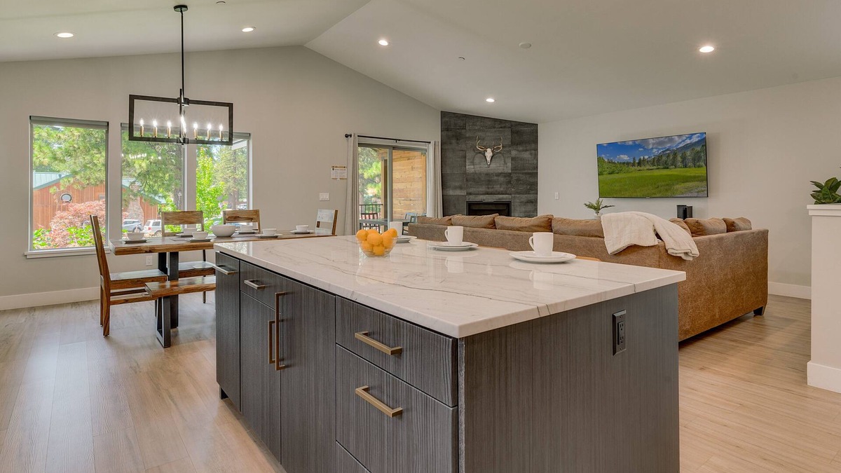 Y Area House | NEW! AC, Hot Tub, Grill, Newly Built, Open Floor Plan, Wifi, 4 of 6 – Emerald Bay Retreat