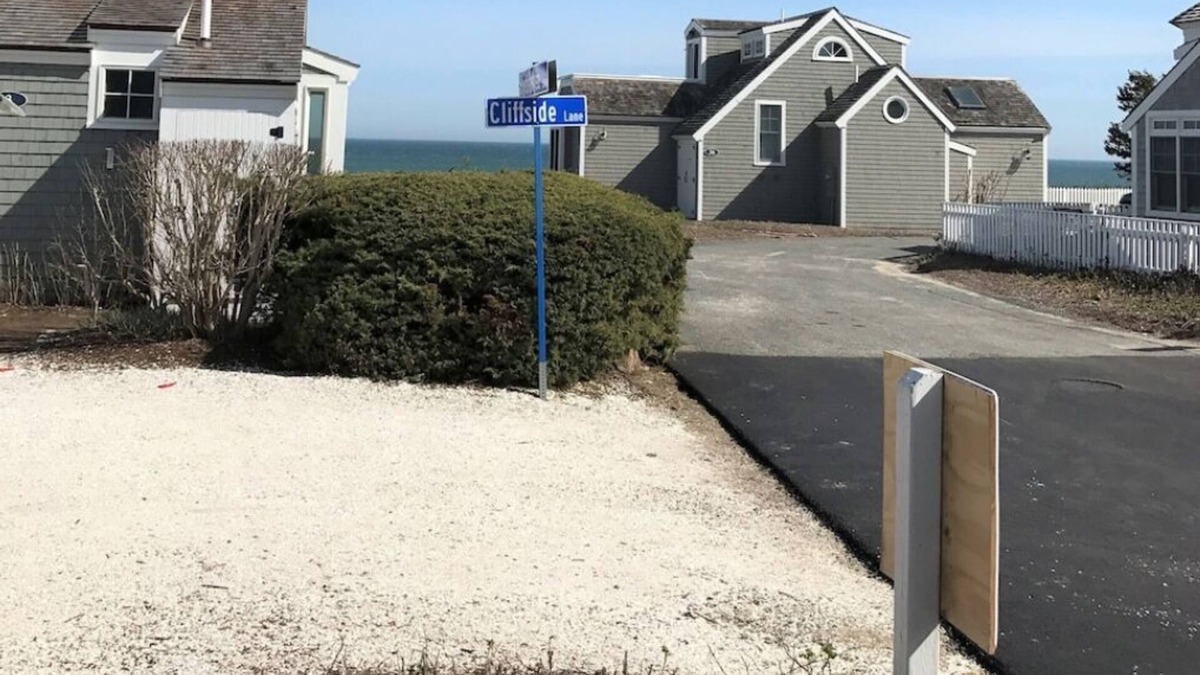 Mashpee House | New ACs, new paint, new linens and towels!Prime spot, right on the beach path!