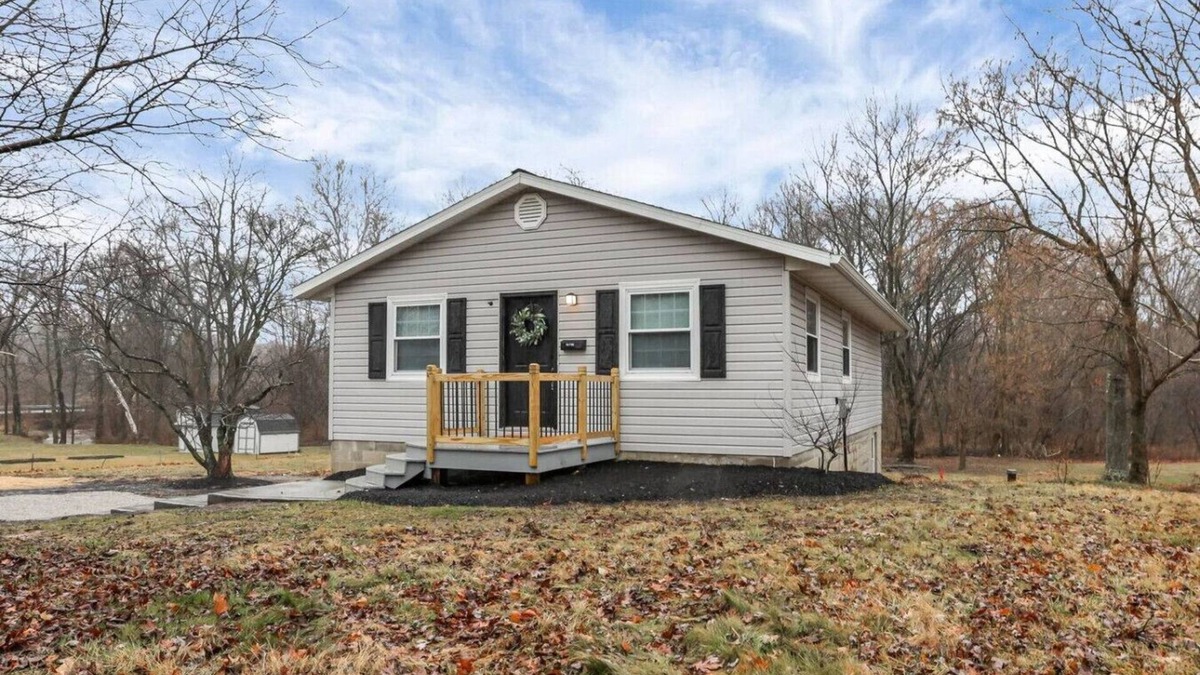 Summit Station House | New Albany Charmer - Over 1 Acre !
