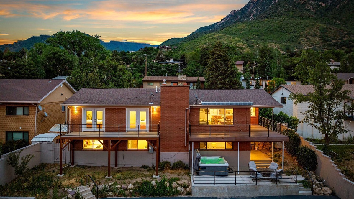 Olympus Cove Villa | NEW! All-New Luxe Stay Views, Sauna & Hot Tub