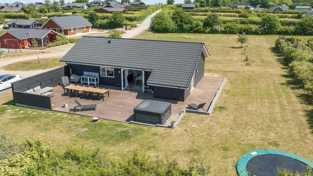 Frørup House | New and modern holiday home with hot tub