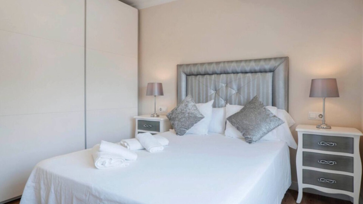 Bailen-Miraflores Apartment | New apartment overlooking the 6 person cathedral
