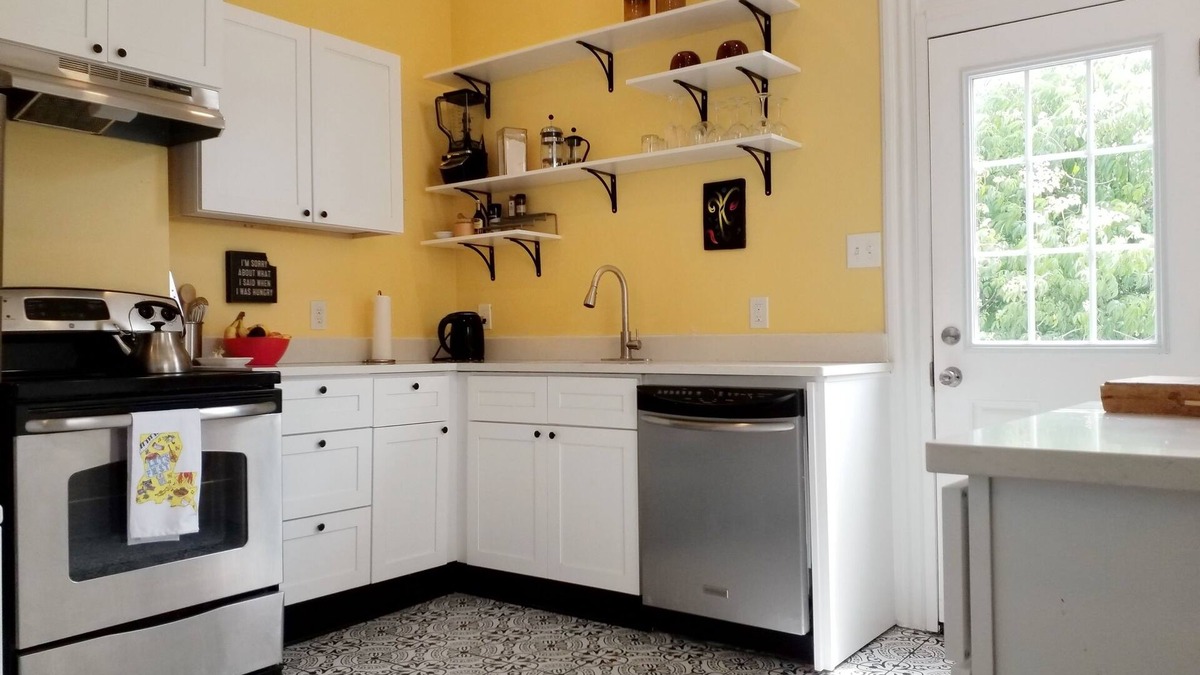 Broadmoor Apartment | New apt in center of New Orleans! Great location for travel nurse/professionals!