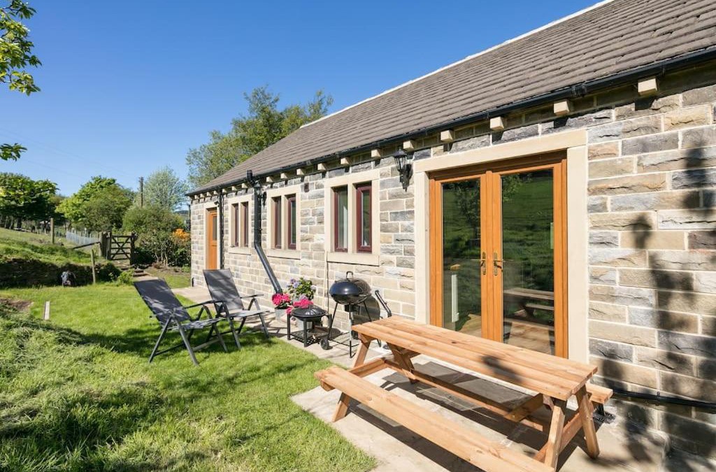Sowerby Bridge Apartment | NEW BARN CONVERSION WITH PRIVATE HOT TUB