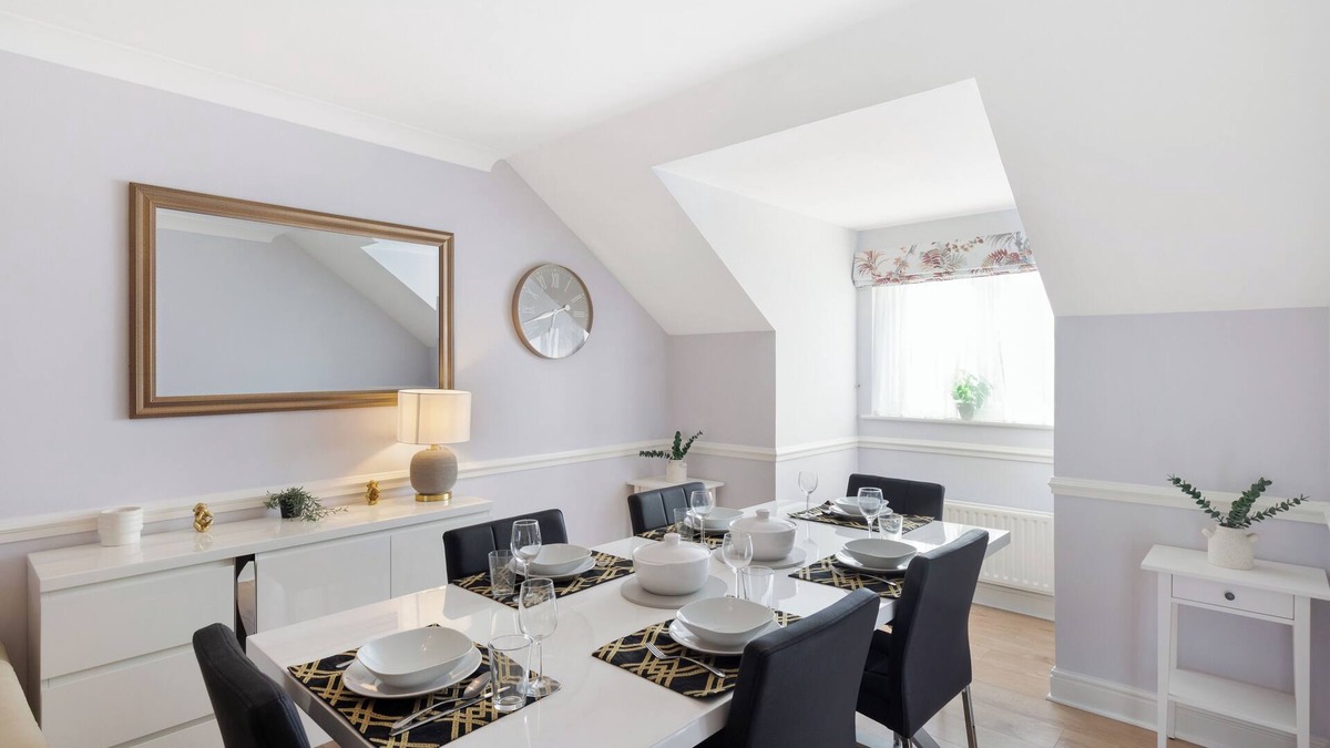 Oakleigh Apartment | New Barnet Penthouse WiFi Parking Near Elstree
