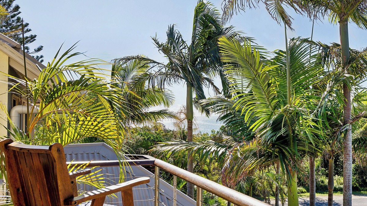 Angourie Villa | NEW Beachside Treehouse Villa! Park, Blue pool & Beach Access A/C, WiFi, bbq +