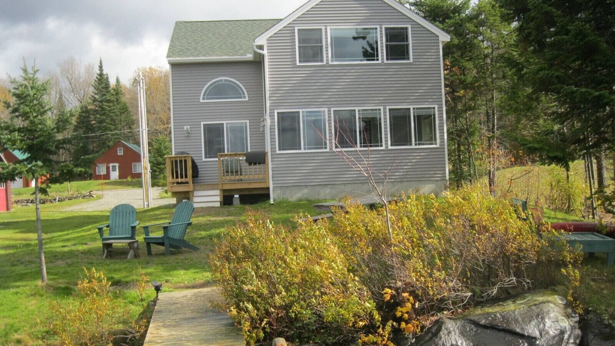 Pittsburg House | New Beam construction house on pristine Back Lake