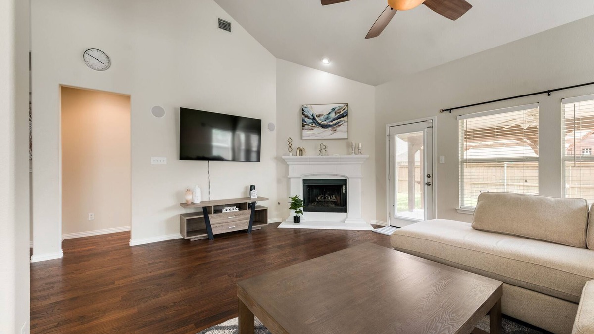 Tarrant County House | New, beautiful 5 BR, 10 beds, near AT&T Stad,Joe Pool, Sixflag, and pet friendly