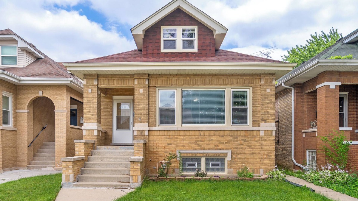 North Mayfair House | New! Beautiful 7BD Home - Sleeps 15 + 2 Car Garage