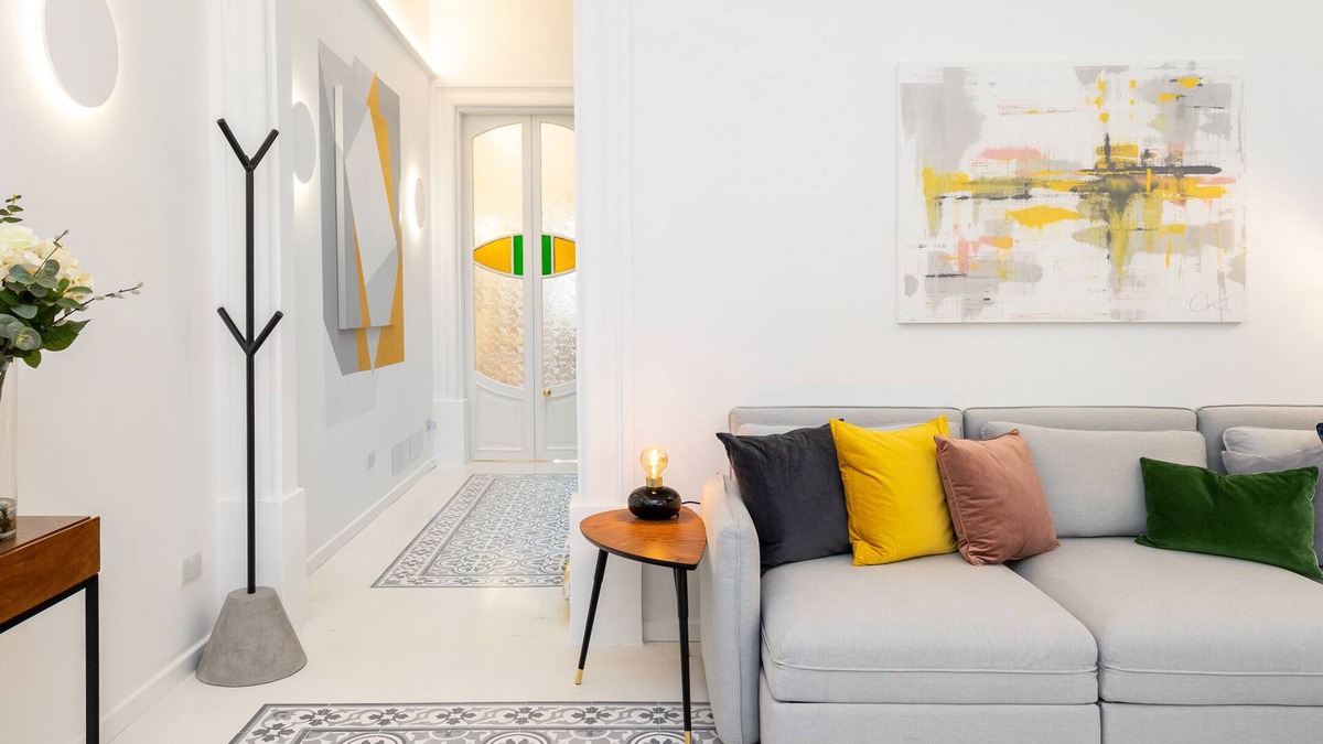 Sliema House | New! Beautiful Art Deco Townhouse 150m to Beach. (Daily Housekeeping incl)