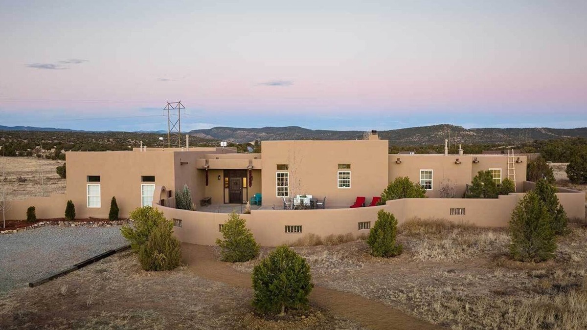 Canoncito House | *NEW* Beautiful High End Home 20 min from Plaza