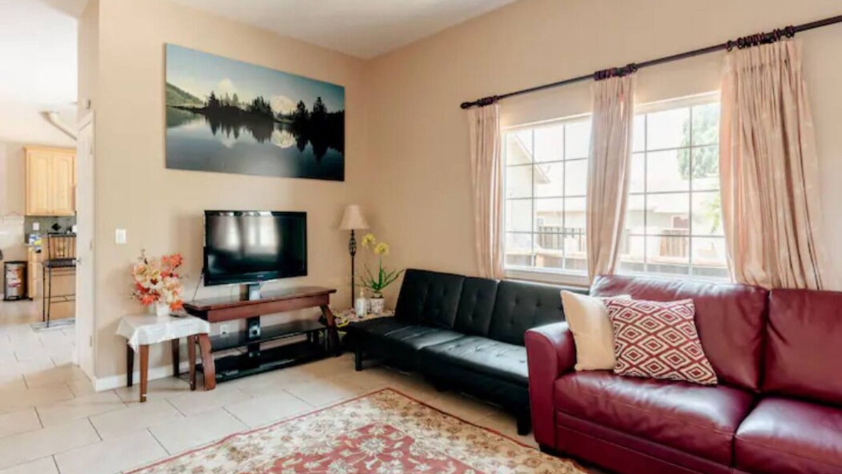Northside House | New Beautiful House with Open Kitchen, Large Bedrooms and Living-room