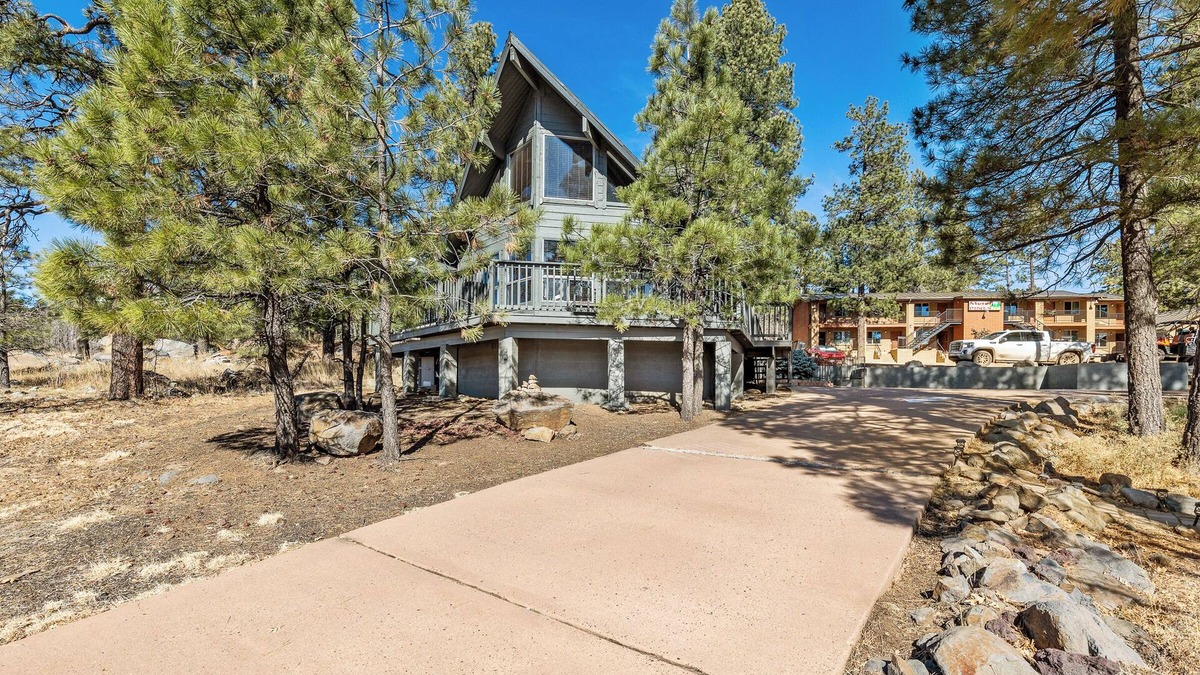 Munds Park Cabin | NEW! Behind The Pines - Walk to Dining & Nightlife! Great Location!
