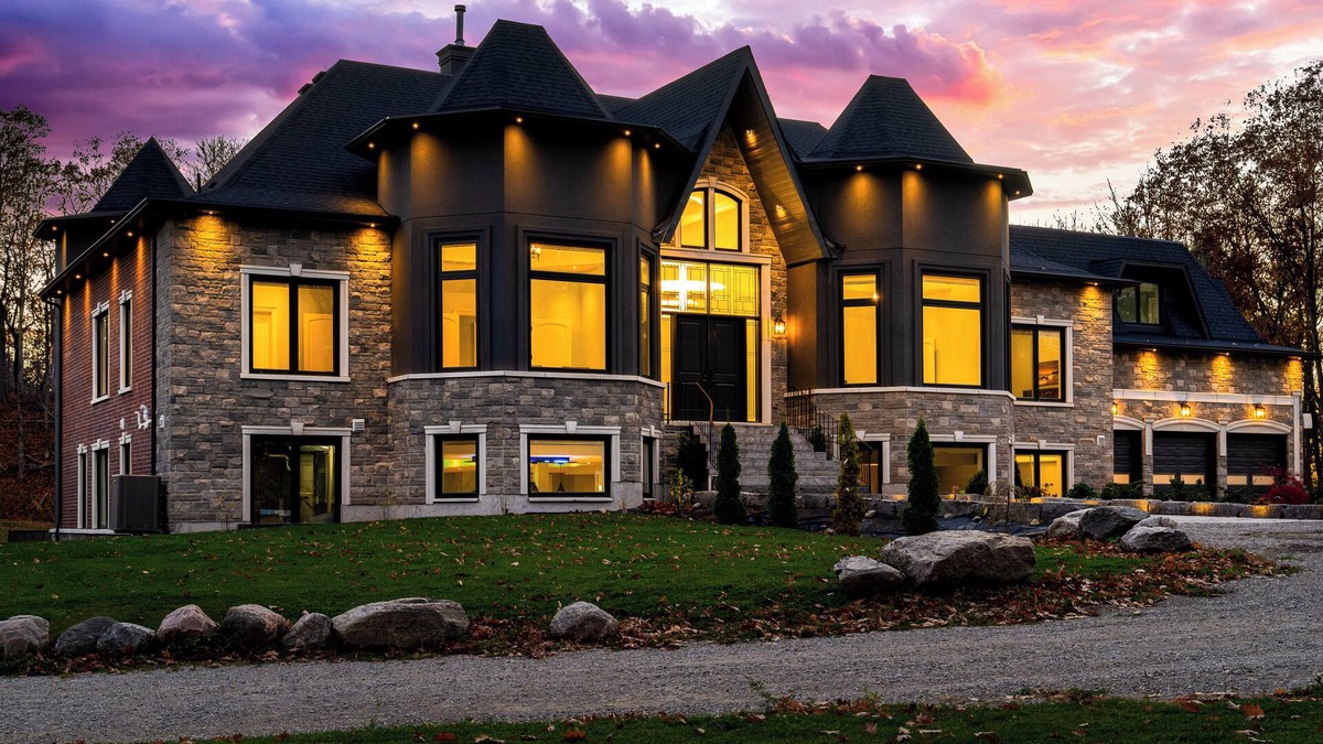 Bluewater Beach House | *NEW* Breathtaking Estate in Tiny | Hot tub | Pool | Sleeps 22+ | Beach Nearby